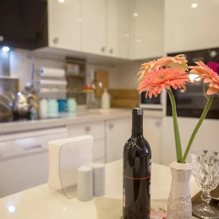 A Cozy Smart In Old Town Apartment